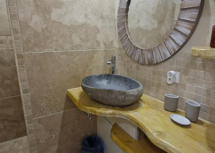 3 Pièces Climatisé Avec Piscine Et Parking Proche à - Fr-1-780-87