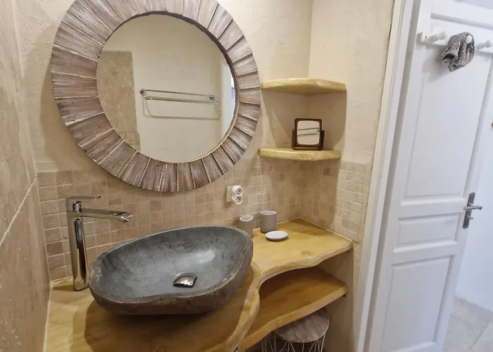 3 Pièces Climatisé Avec Piscine Et Parking Proche à - Fr-1-780-87