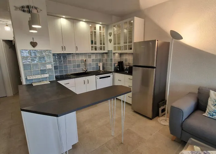 3 Pièces Climatisé Avec Piscine Et Parking Proche à - Fr-1-780-87